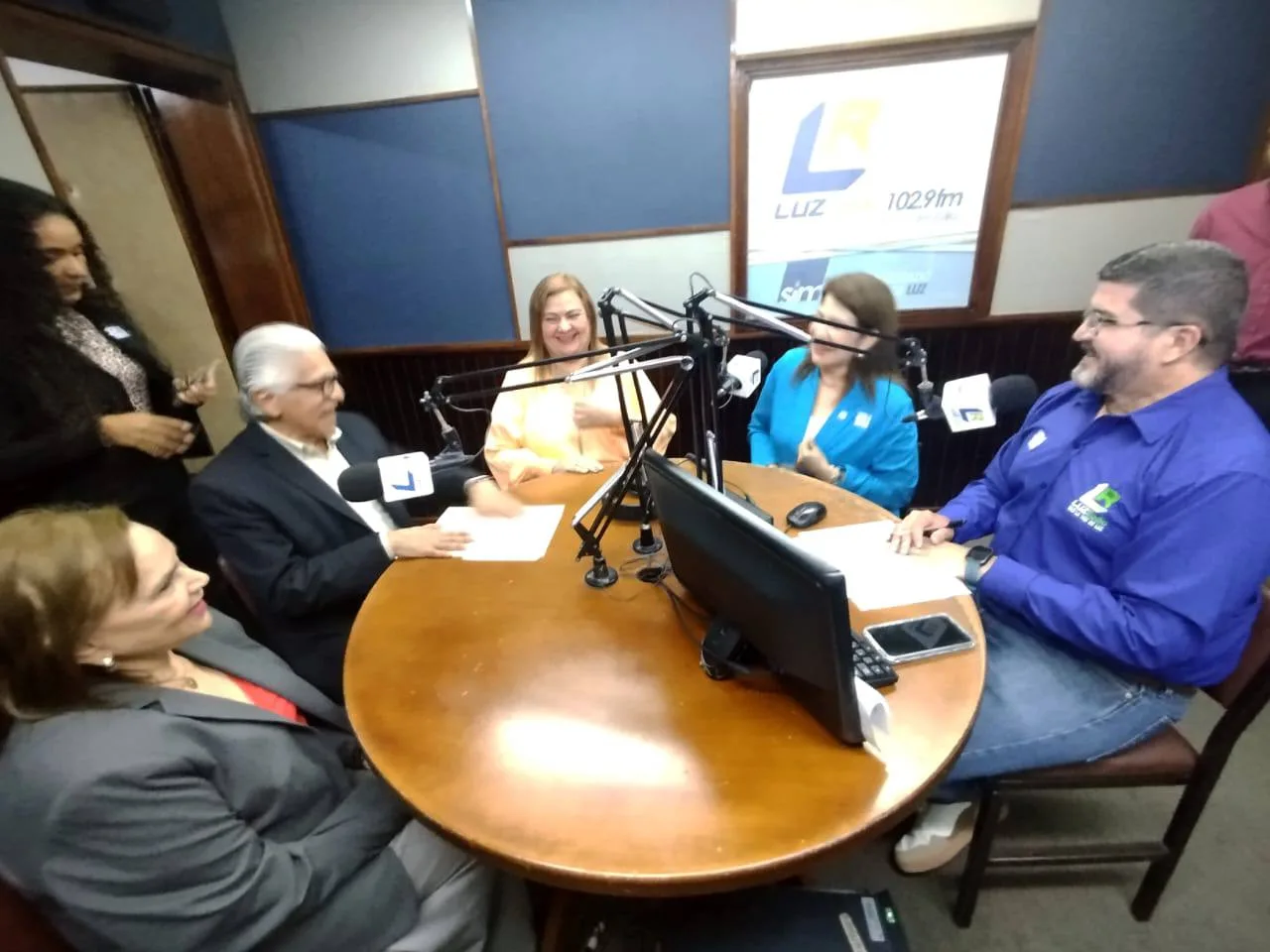 LUZ Radio 102.9 FM, la primera emisora de una institución de educación superior en el país, arriba a su 35.º aniversario, consolidándose como el puente principal entre la Universidad del Zulia (LUZ) y la colectividad zuliana.