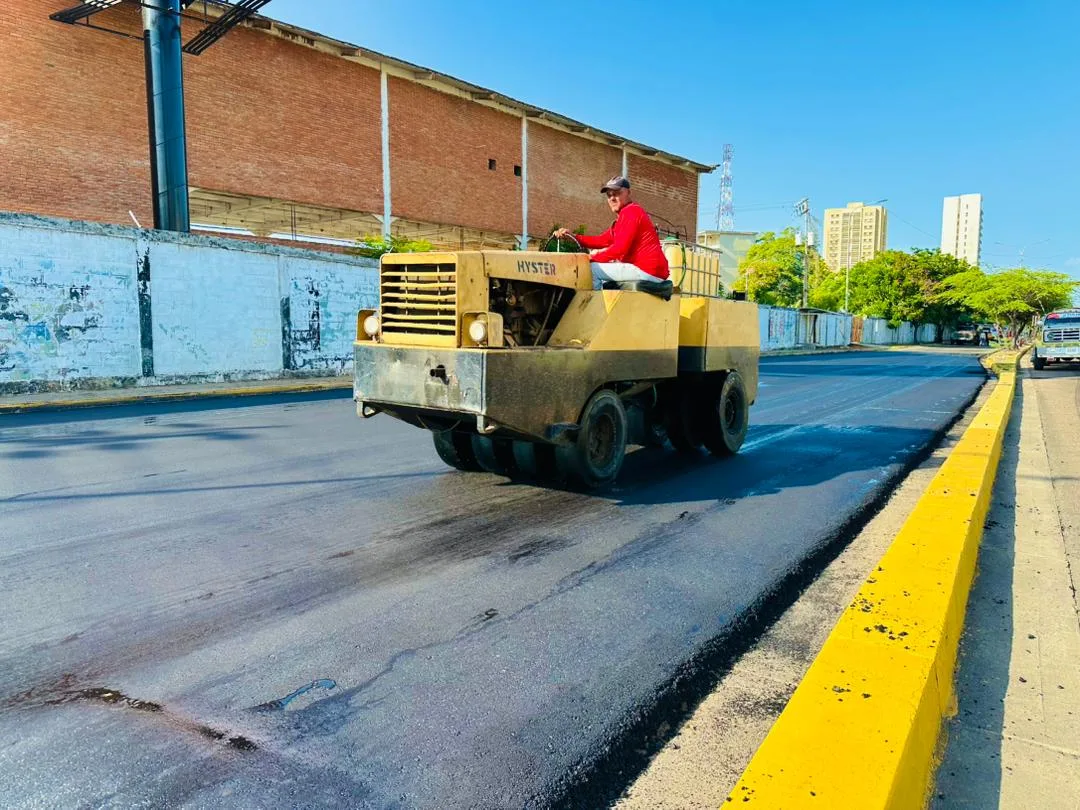 Plan Estadal de Asfaltado en la avenida Universidad de Maracaibo