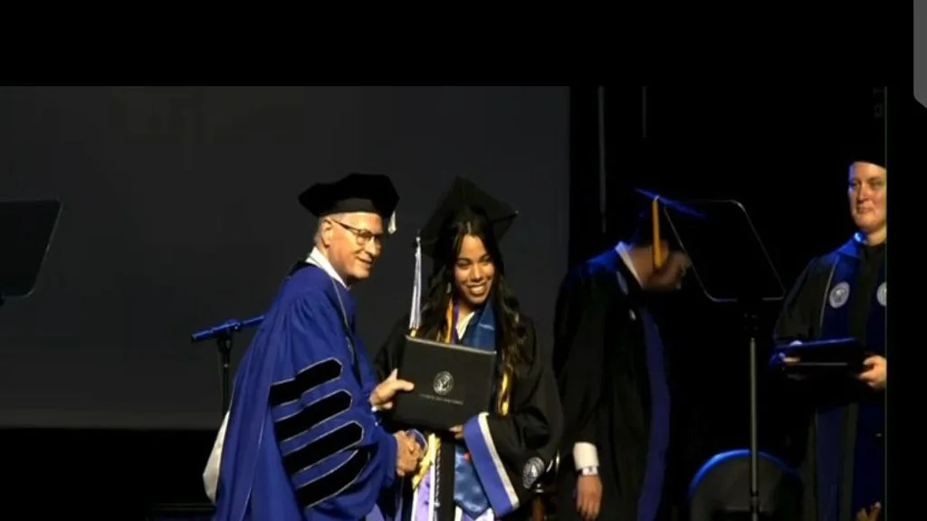 La Universidad Politécnica de la Florida, ubicada en Tampa de los Estados Unidos, condecoró recientemente a La joven zuliana Gianna Valeria Reyes Suárez con el título de ingeniera en Electricidad mención Robótica.