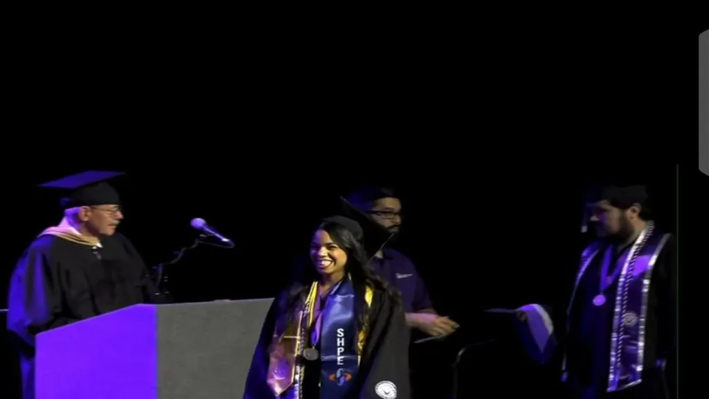La Universidad Politécnica de la Florida, ubicada en Tampa de los Estados Unidos, condecoró recientemente a La joven zuliana Gianna Valeria Reyes Suárez con el título de ingeniera en Electricidad mención Robótica.