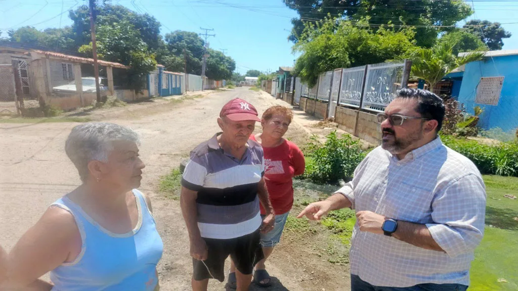 abitantes del barrio "Jesús Salazar” de Lagunillas, específicamente en los sectores 1 y 2, debido al colapso definitivo del sistema de aguas negras que afecta de manera directa a la calle Ancha y a la calle Alí Primera.