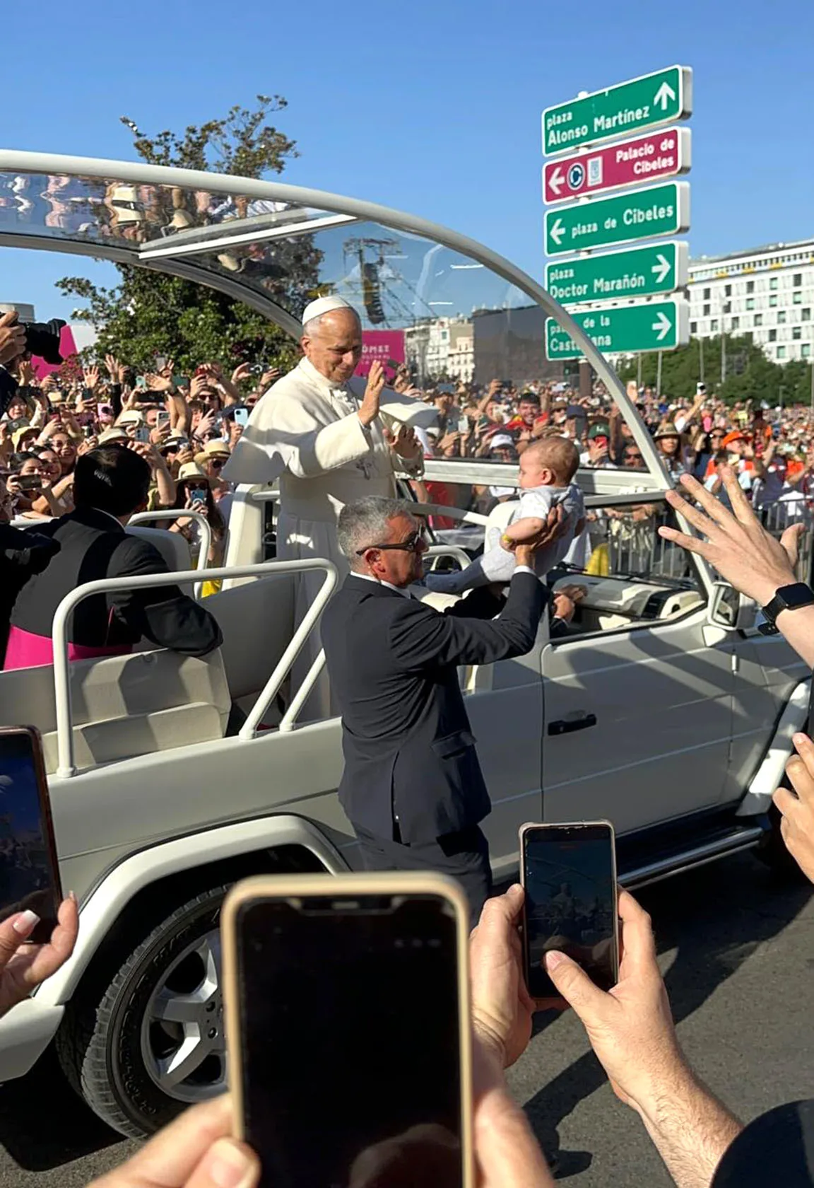 Bebé hijo de migrante cabimense recibió la bendición del Papa León XIV en Madrid 5 R