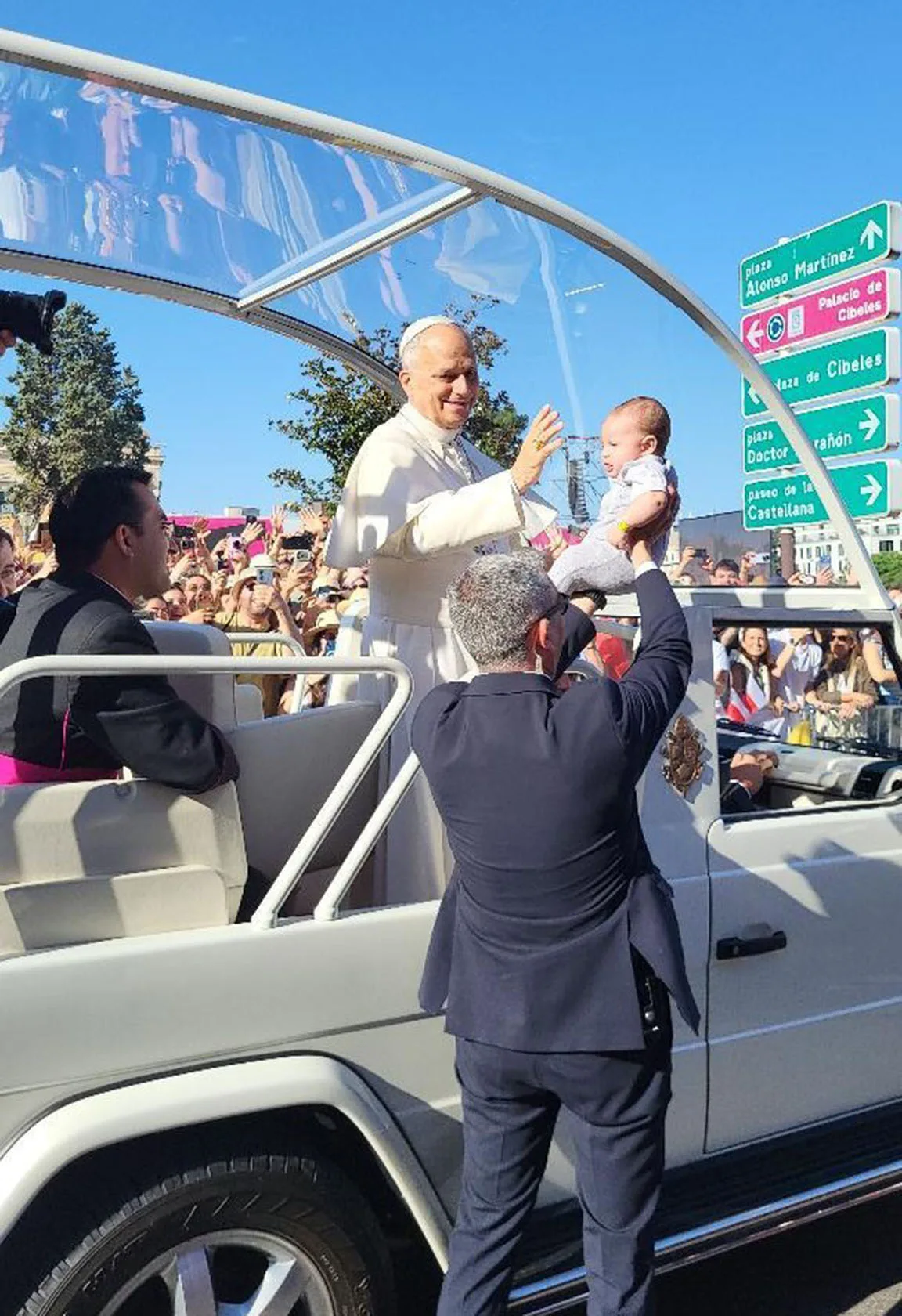 Bebé hijo de migrante cabimense recibió la bendición del Papa León XIV en Madrid 6 RRR