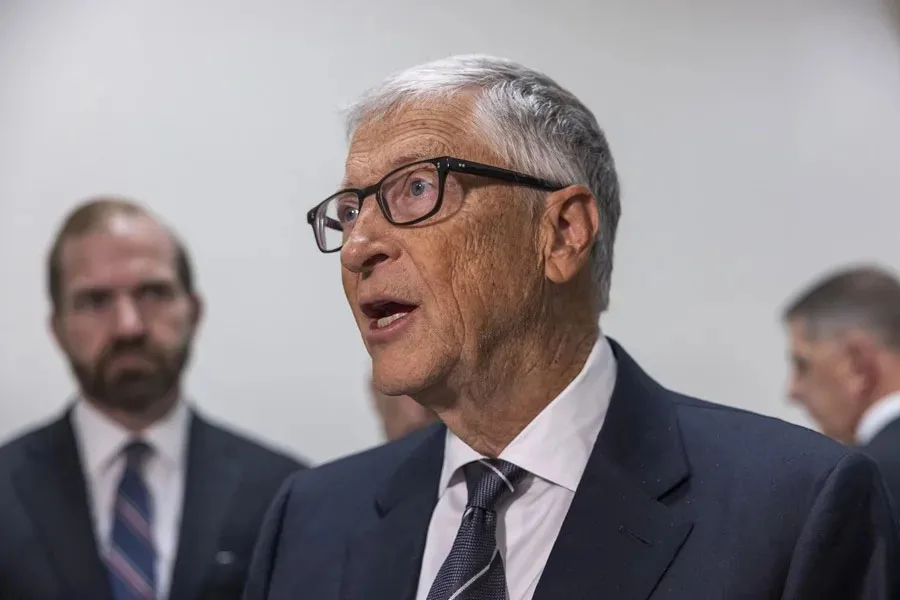 Gates lamenta relación con Epstein