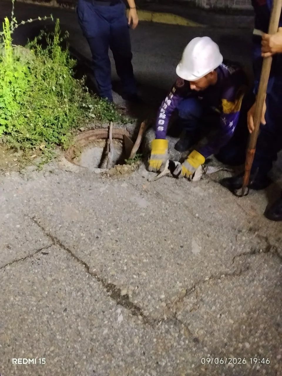 funcionarios del Cuerpo de Bomberos de Lagunillas lograron salvar la vida de un gato que permanecía atrapado dentro de una alcantarilla en la intersección de la calle Chile con la carretera “O” de la localidad.