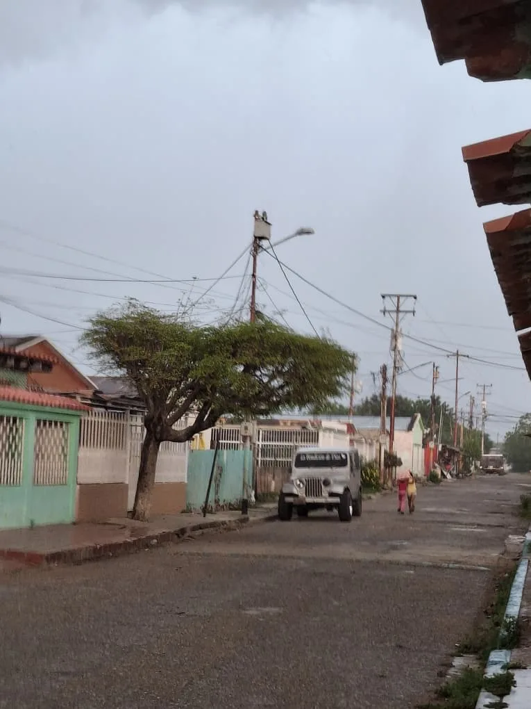 Onda Tropical N° 11 provoca fuerte viento y lluvias en Cabimas 9