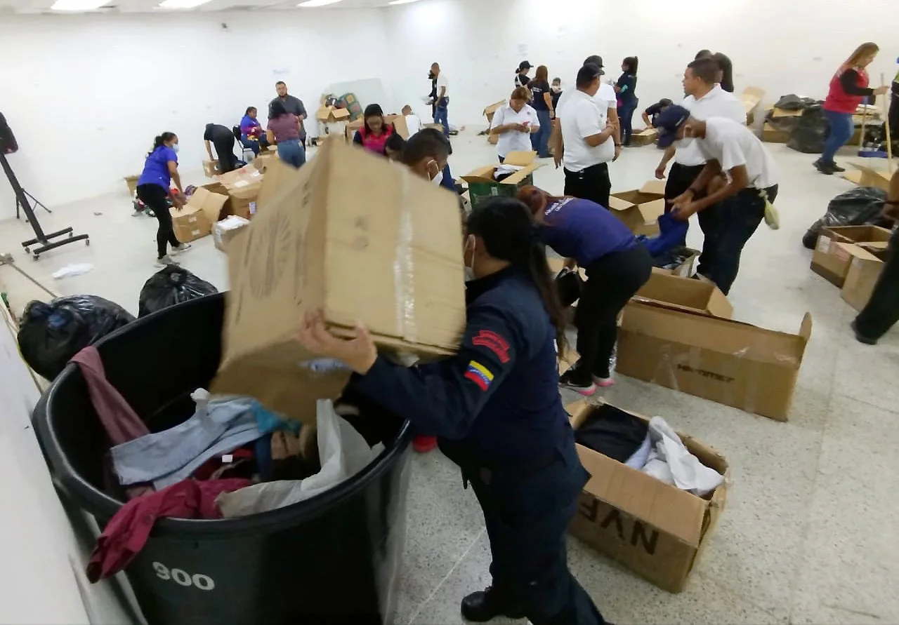 Cadena humana agiliza ayuda del pueblo zuliano
