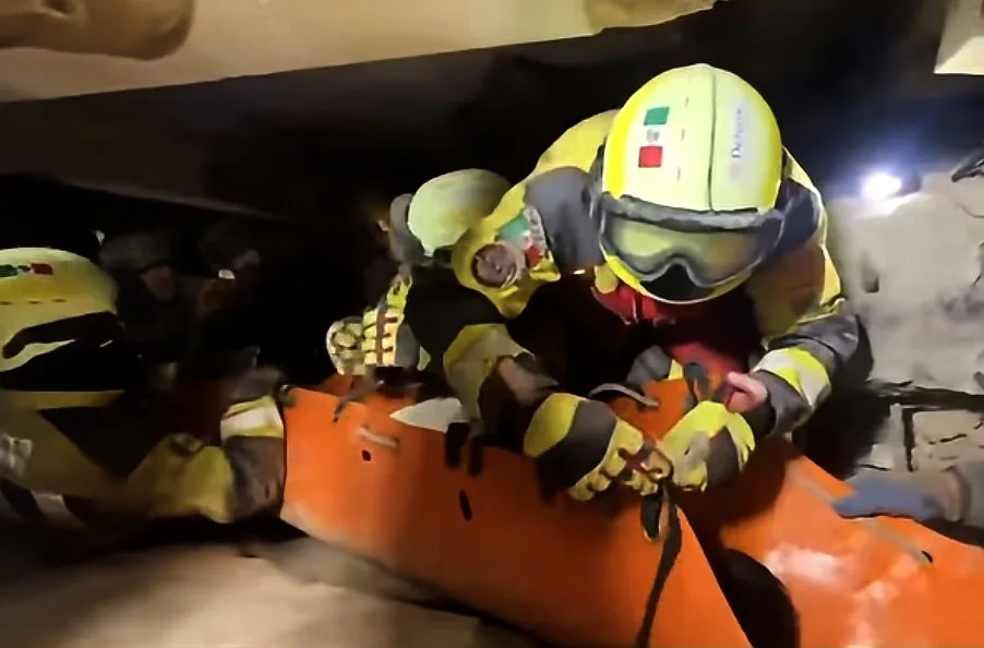 Rescatan con vida a un niño en Caraballeda 