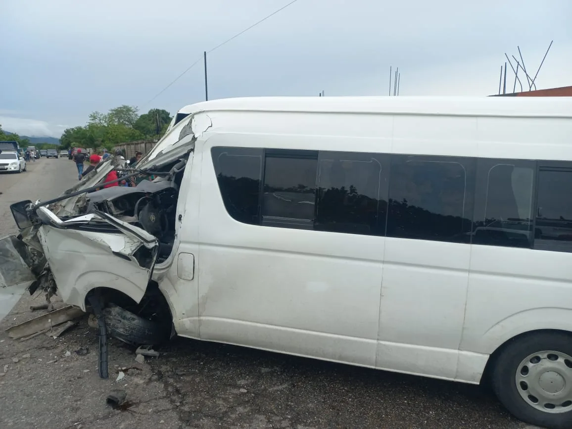Una camioneta “van” de la empresa “Al Costo 1