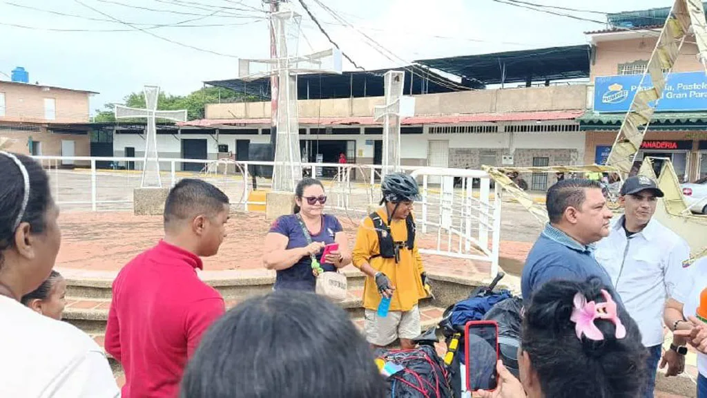 Creador de contenido citojense Milton Medina y su mascota "Lara" revolucionan Guárico en su travesía hacia la Gran Sabana.