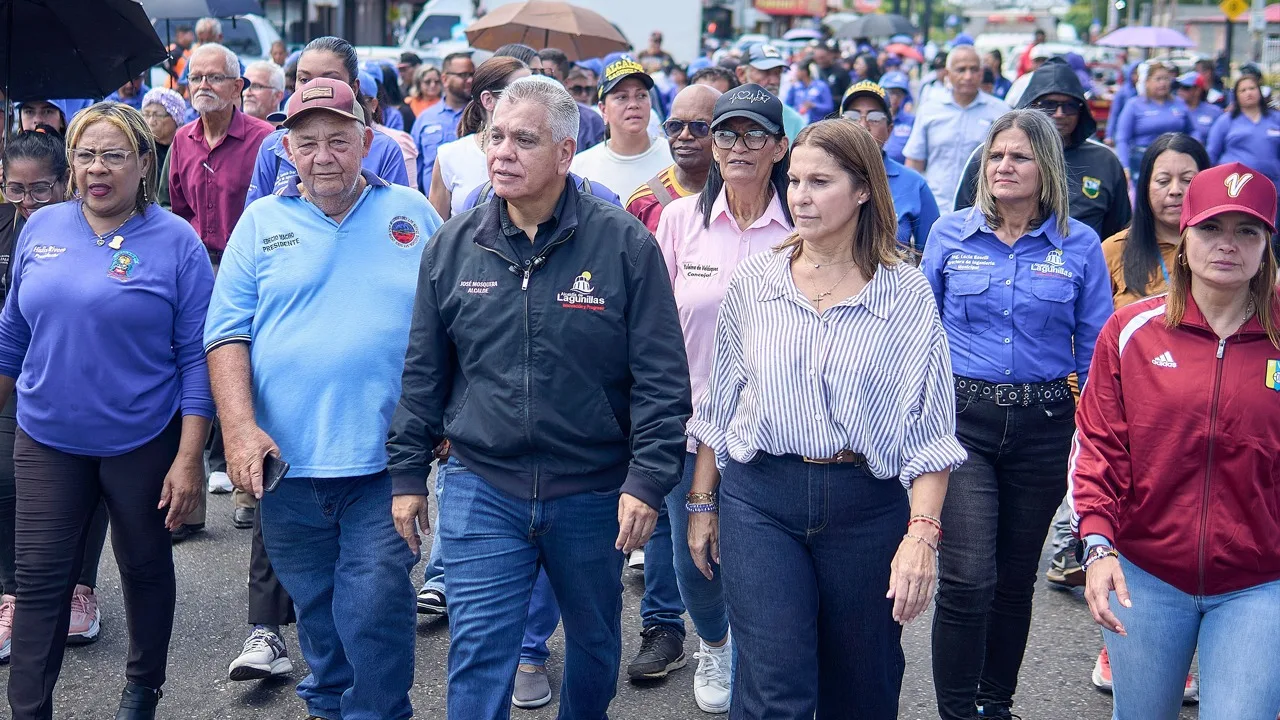 El alcalde del municipio Lagunillas, José Mosquera, inauguró este 17 de julio, los trabajos de rehabilitación integral de la avenida 34, ejecutados entre las carreteras "N", "L" y sus adyacencias,