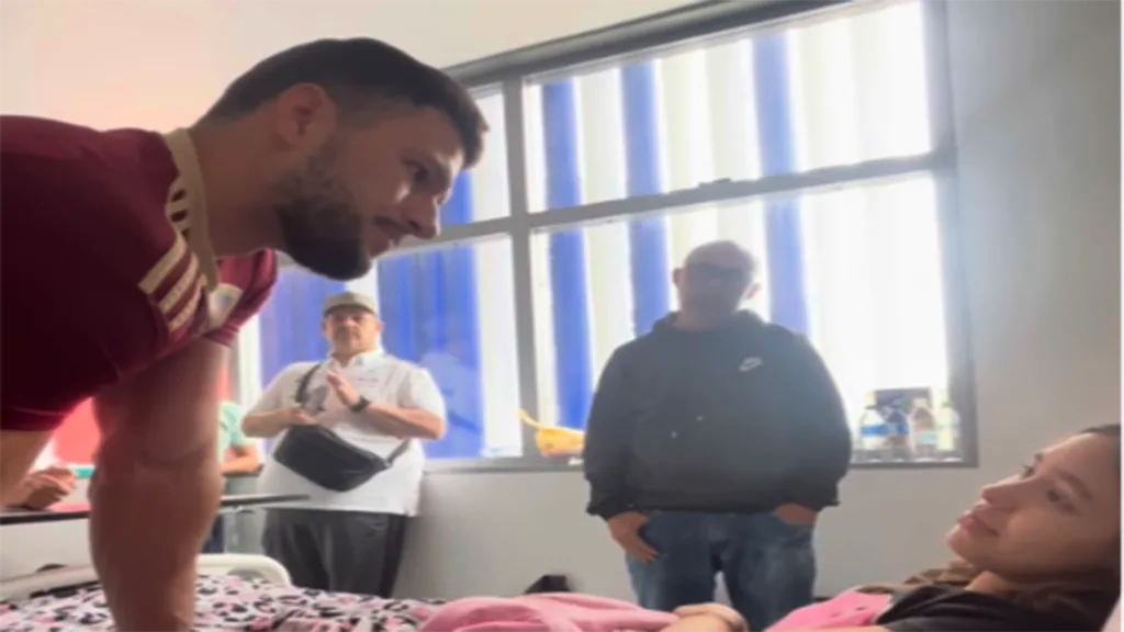 El motivador y conferencista Juan Pablo Dos Santos llevó a cabo un importante gesto de solidaridad dirigido a niños y adolescentes que sufrieron amputaciones tras ser rescatados de los escombros en diversas edificaciones de La Guaira, luego de los recientes sismos.