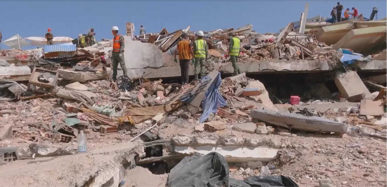 A 23 días de los devastadores terremotos que sacudieron La Guaira, Venezuela, el pasado 24 de junio de 2026, familiares de las víctimas mantienen la esperanza de localizar a sus seres queridos entre los escombros de las edificaciones residenciales desplomadas.