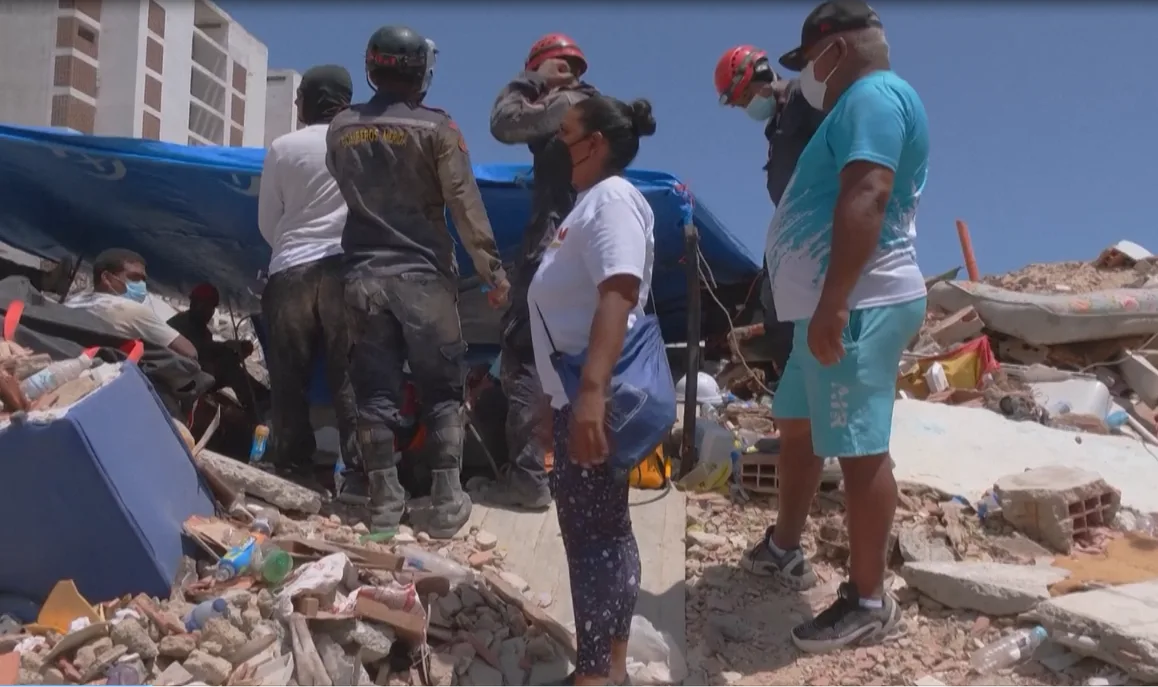 A 23 días de los devastadores terremotos que sacudieron La Guaira, Venezuela, el pasado 24 de junio de 2026, familiares de las víctimas mantienen la esperanza de localizar a sus seres queridos entre los escombros de las edificaciones residenciales desplomadas.