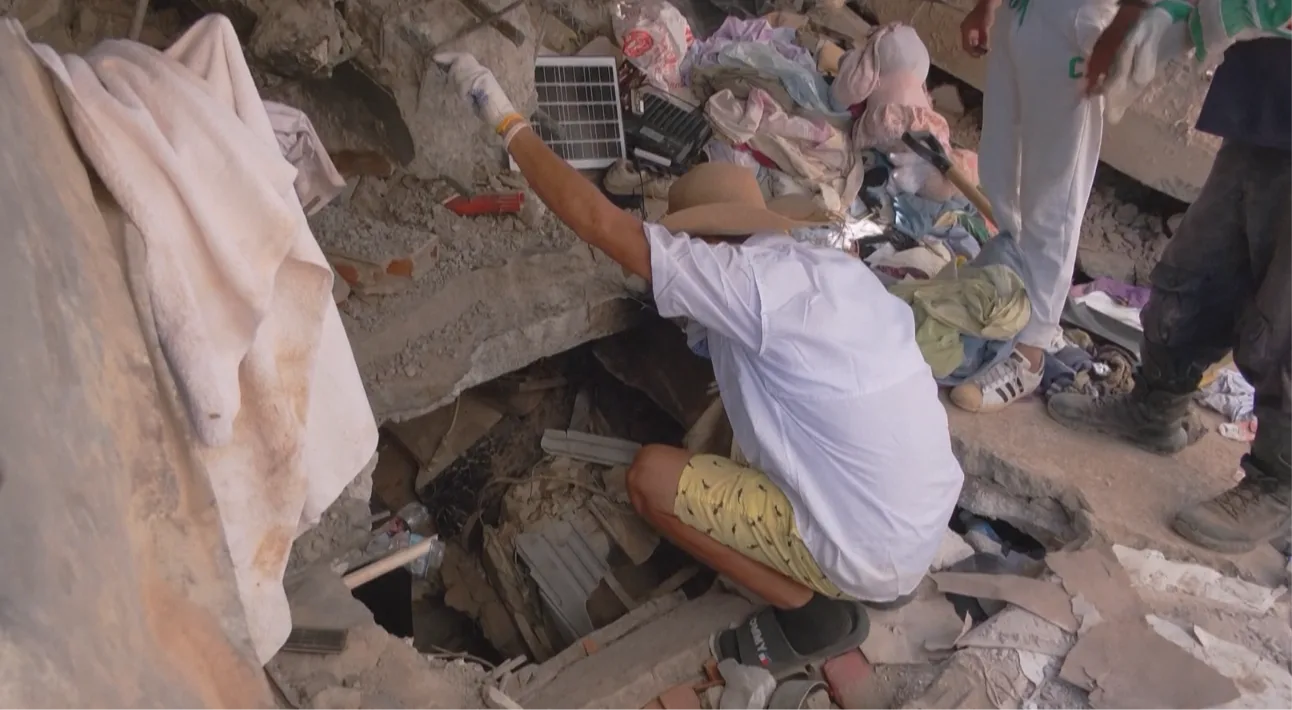 A 23 días de los devastadores terremotos que sacudieron La Guaira, Venezuela, el pasado 24 de junio de 2026, familiares de las víctimas mantienen la esperanza de localizar a sus seres queridos entre los escombros de las edificaciones residenciales desplomadas.