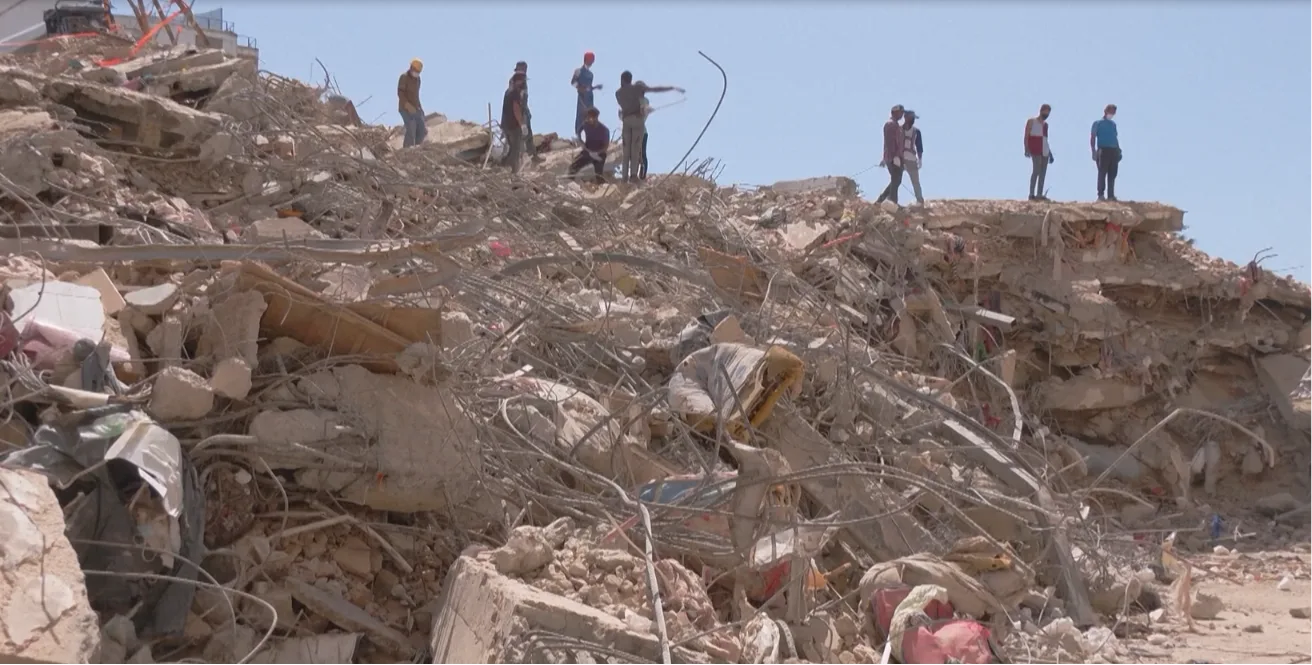 A 23 días de los devastadores terremotos que sacudieron La Guaira, Venezuela, el pasado 24 de junio de 2026, familiares de las víctimas mantienen la esperanza de localizar a sus seres queridos entre los escombros de las edificaciones residenciales desplomadas.