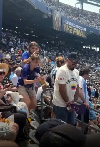 Ex Miss Venezuela Stephany Abasali recaudó fondos para afectados por los terremotos en la final del Mundial (2)