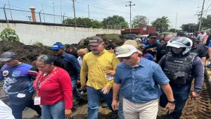 El Gobernador del estado Zulia, Luis Caldera, inspeccionó la Estación de Bombeo F-10, ubicada en el sector Las Morochas del municipio Lagunillas, donde anunció la ejecución de importantes avances dentro del Plan Rector de Aguas Servidas.