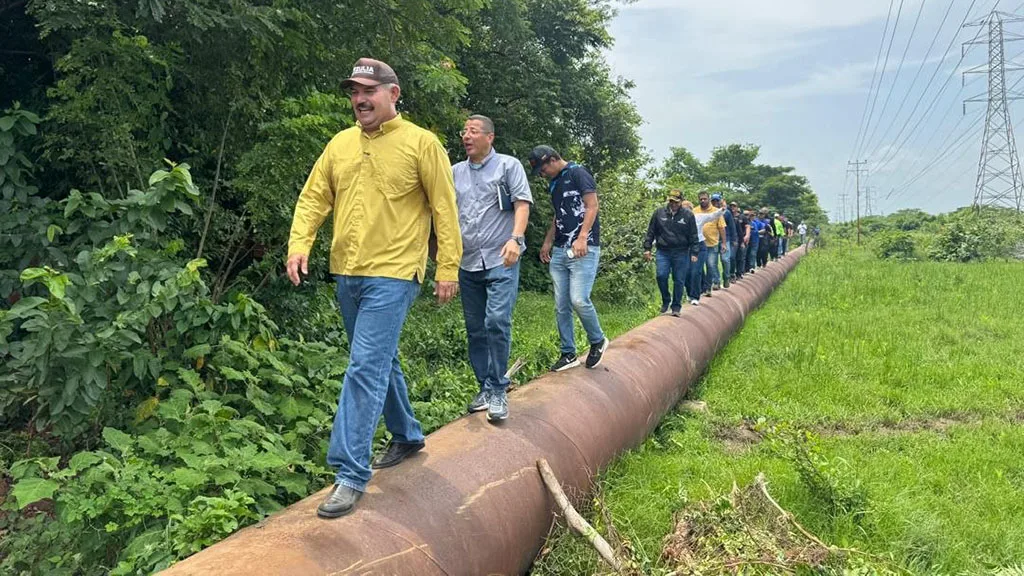 El Gobernador del estado Zulia, Luis Caldera, inspeccionó la Estación de Bombeo F-10, ubicada en el sector Las Morochas del municipio Lagunillas, donde anunció la ejecución de importantes avances dentro del Plan Rector de Aguas Servidas.