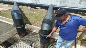 El Gobernador del estado Zulia, Luis Caldera, inspeccionó la Estación de Bombeo F-10, ubicada en el sector Las Morochas del municipio Lagunillas, donde anunció la ejecución de importantes avances dentro del Plan Rector de Aguas Servidas.