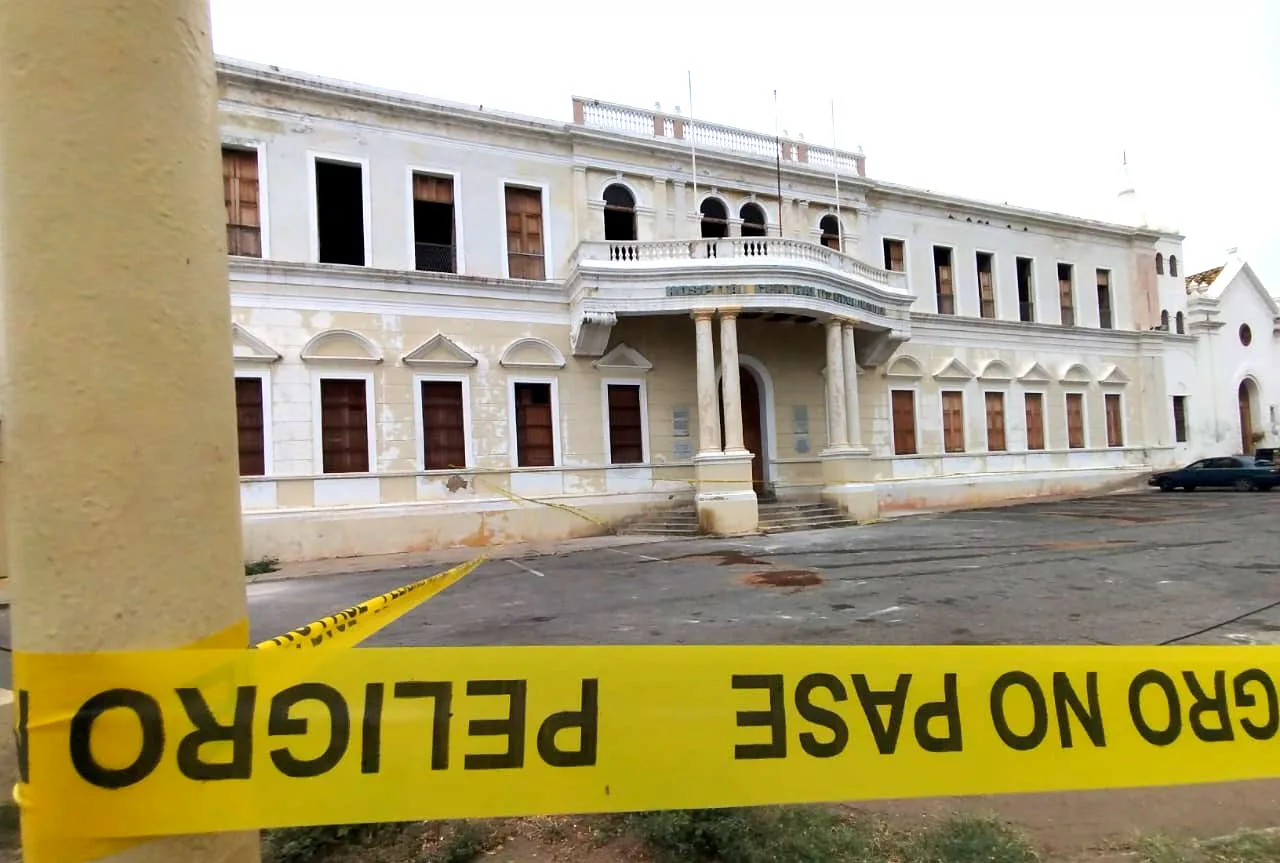 SUCESOS.- El ciudadano fue identificado como Ángel Bracho, quien pernoctaba en la entrada del antigüo Hospital Central de Maracaibo Dr. Urquinaona y perdió la vida tras el colapso de una sección de la infraestructura externa de la edificación.