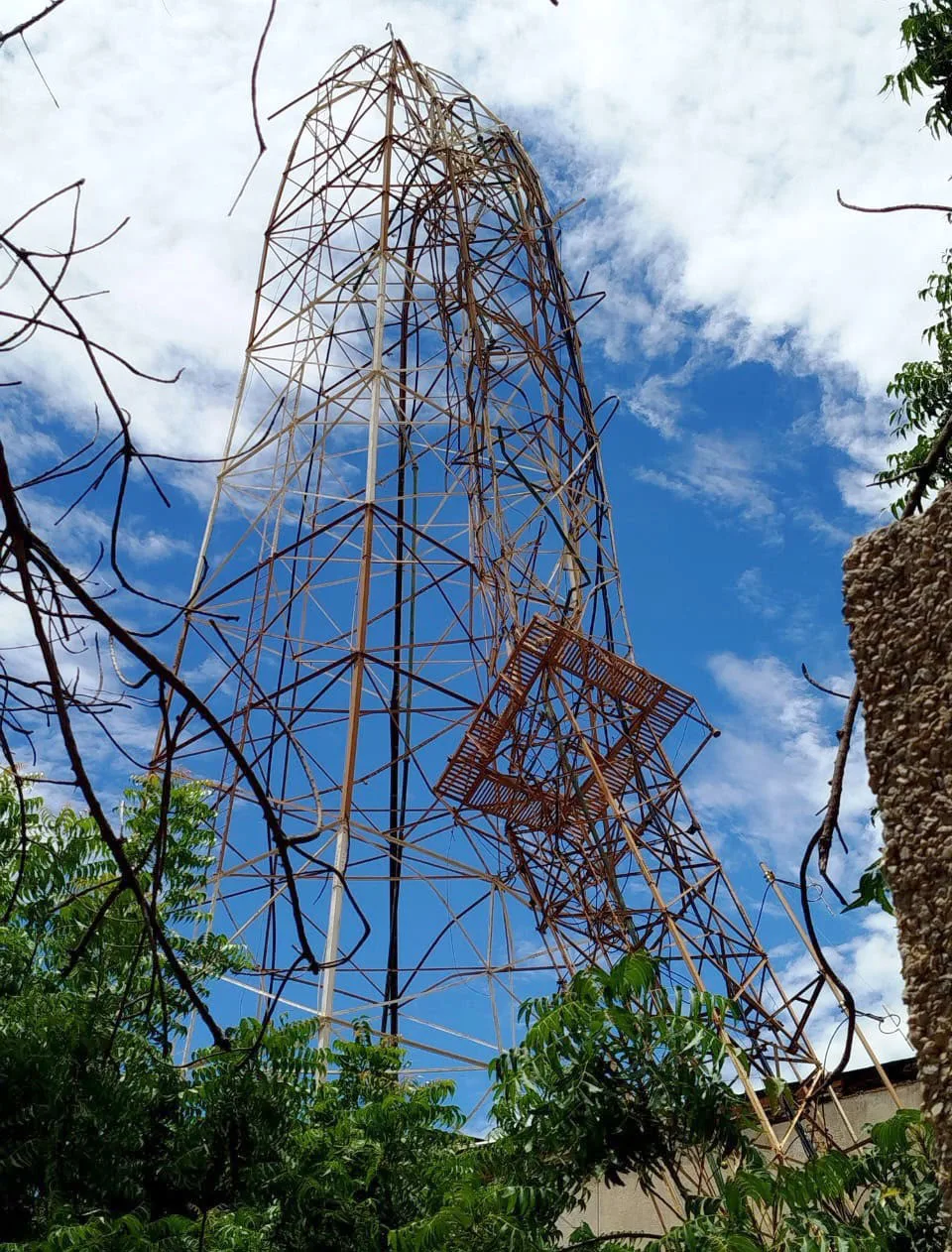  Vecinos de la Lago piden inspección de torres de Transmisión